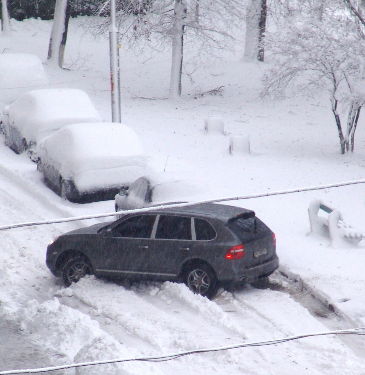 Circular con el coche en la nieve