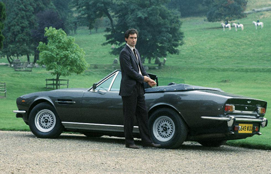 Aston Martin V8 Volante junto a Timothy Dalton