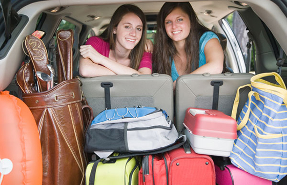 Colocar equipaje en el maletero del coche